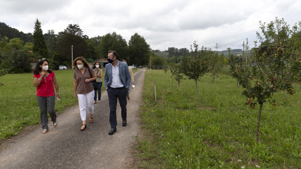 El consejero de Desarrollo Rural, Ganadería, Pesca, Alimentación y Medio Ambiente, Guillermo Blanco, visita el vivero forestal del Gobierno de Cantabria en Villapresente