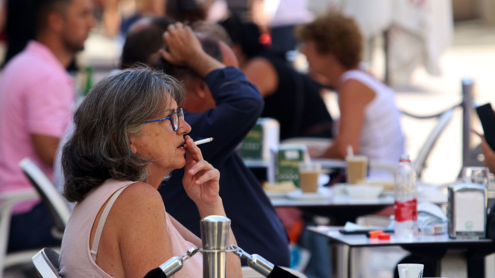 Personas fumando en terrazas y vías públicas