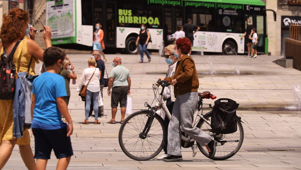 Dos mujeres con mascarilla pasean en bicicleta por una céntrica calle de Vitoria-Gasteiz, Álava, País Vasco (España)