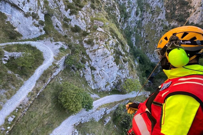 El helicóptero del Gobierno rescata a un varón de 63 años que se desmayó en Urdón