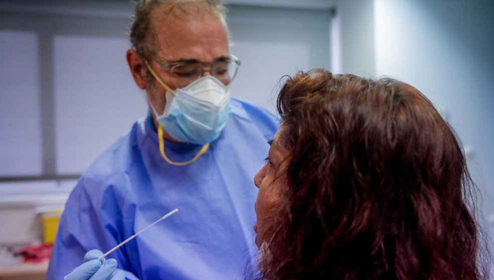 Un trabajador sanitario realiza una prueba PCR a una de las personas que ha acudido durante la jornada de hoy a realizarse un test al dispositivo instalado en el Centro de Especialidades El Arroyo, en Fuenlabrada, Madrid