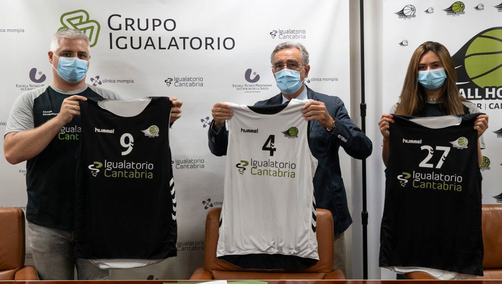 Firma del acuerdo de patrocinio entre El Igualatorio Cantabria y el basketball Hopes femenino