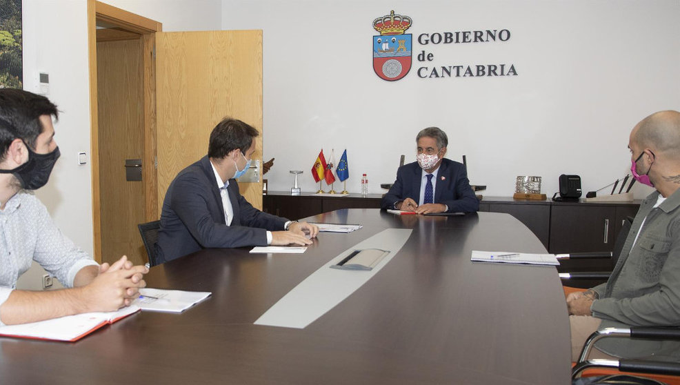 El presidente de Cantabria, Miguel Ángel Revilla, con representantes de la Asociación de Empresas de Ocio Nocturno de Cantabria