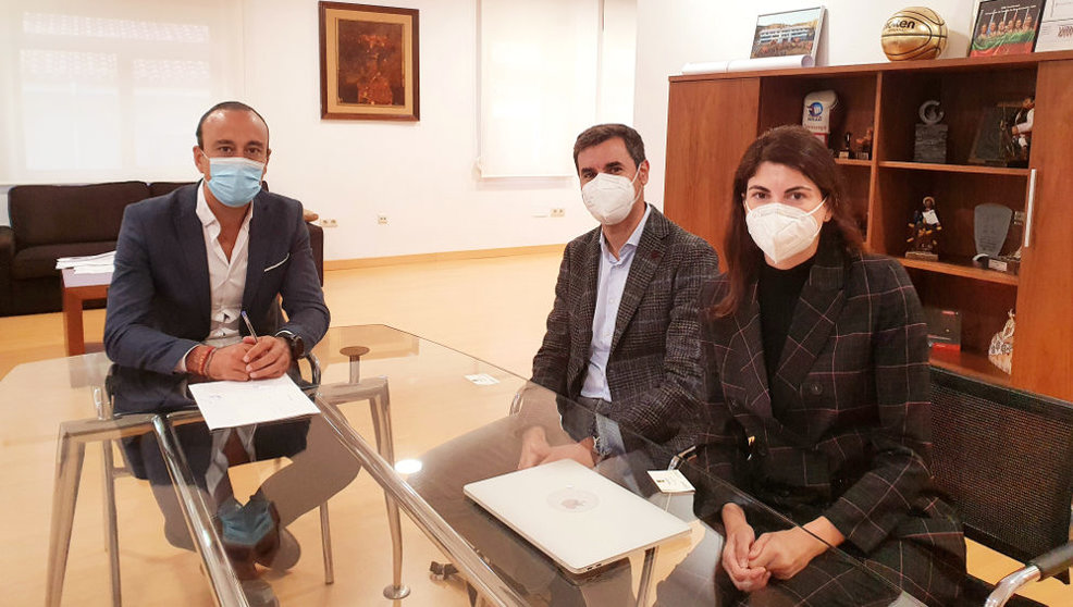 El alcalde de Torrelavevega, Javier López Estrada, con los doctores de la nueva clínica oftalmológica