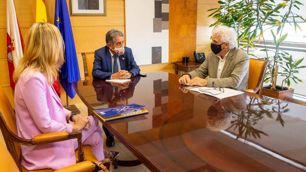 El presidente de Cantabria, Miguel Ángel Revilla, con el presidente de la Asociación de Hostelería, Ángel Cuevas, y su directora, Bárbara Gutiérrez