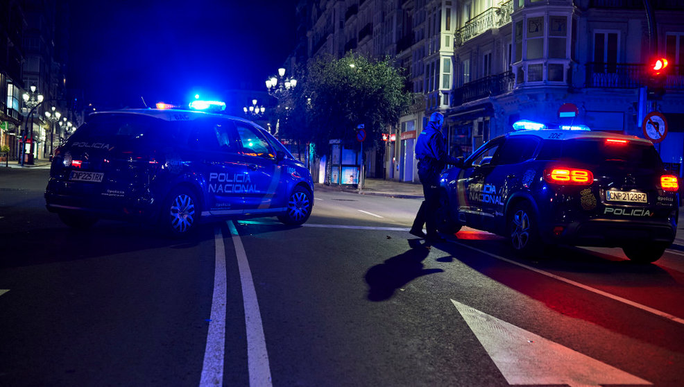 Dos coches policia nacional circulan calle Calvo Sotelo. 