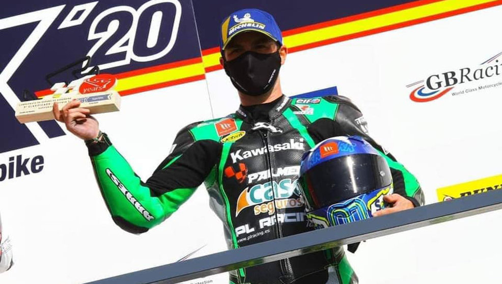 Román Ramos celebrando su triunfo como Campeón de España de Superbikes