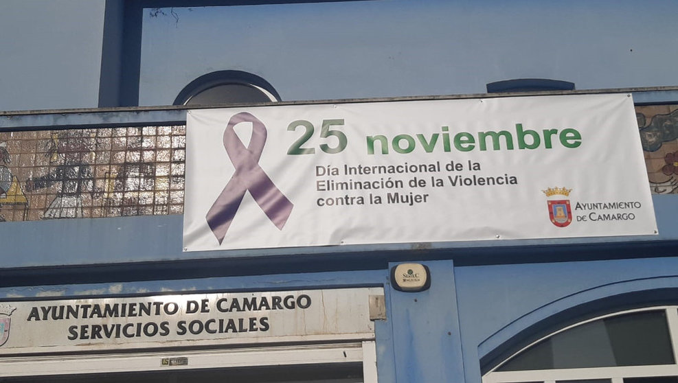 Cartel conmemorativo del 25N en la sede de los Servicios Sociales del Ayuntamiento de Camargo