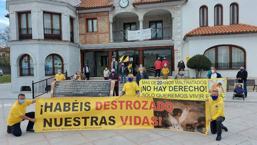Concentración de AMA frente al Ayuntamiento de Argoños | Foto: Archivo