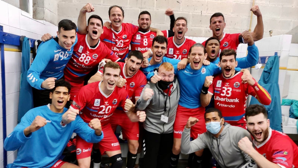 Los jugadores del Liberbank Cantabria Sinfín celebra el triunfo