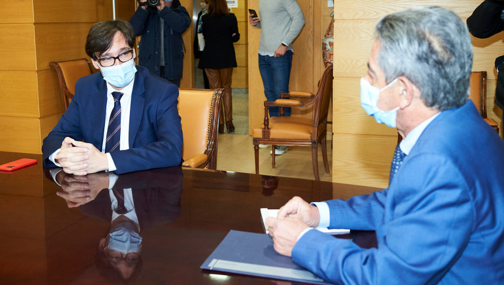 El ministro de Sanidad, Salvador Illa (i), durante una reunión con el presidente de Cantabria, Miguel Ángel Revilla, en la sede del Ejecutivo cántabro, en Peña Herbosa, Santander