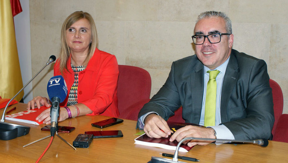 Los portavoces de los grupos parlamentarios del PSOE y del PRC, Noelia Cobo y Pedro Hernando, respectivamente