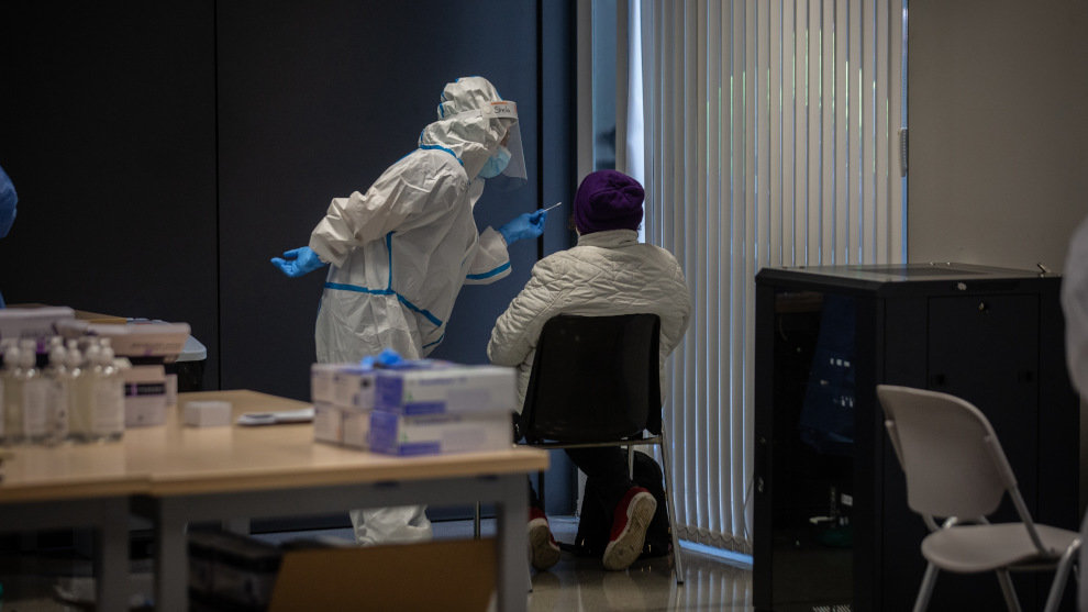 Una persona recibe una prueba PCR en un dispositivo de cribados masivos 