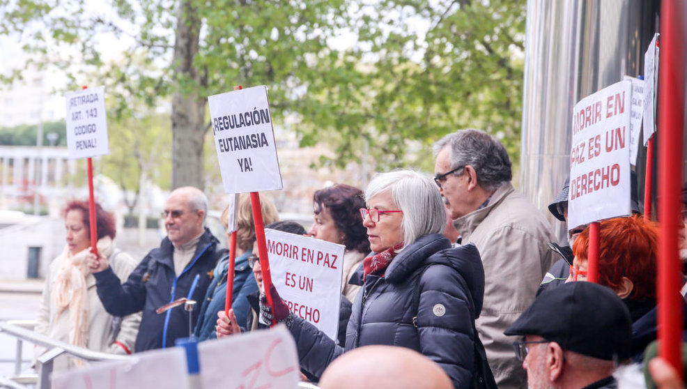 Defensores de la eutanasia participan con pancartas reivindicativas en una manifestación frente a los Juzgados de Plaza de Castilla organizada por la Asociación Derecho a Morir Dignamente