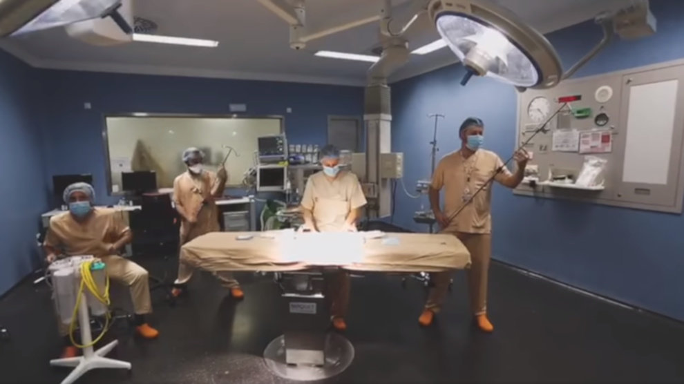 Captura del vídeo de los profesionales sanitarios cantando y bailando la original canción