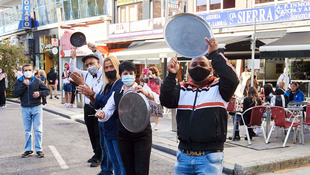 Varias personas realizan una cacerolada durante una protesta del sector de la hostelería ante las restricciones por el COVID-19, en Santander
