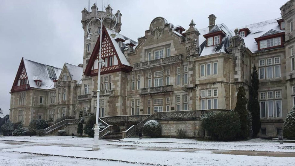El Palacio de la Magdalena, en Santander, cubierto de nieve tras el temporal