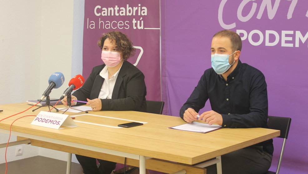 La secretaria de Organización de Podemos Cantabria, Mercedes González, y el Coordinador Autonómico, Luis del Piñal | Foto: edc
