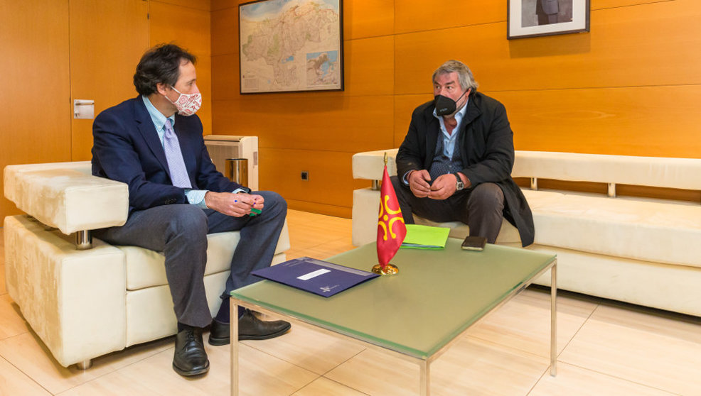 El consejero de Obras Públicas, José Luis Gochicoa, durante la reunión con el alcalde de Valderredible, Fernando Fernández