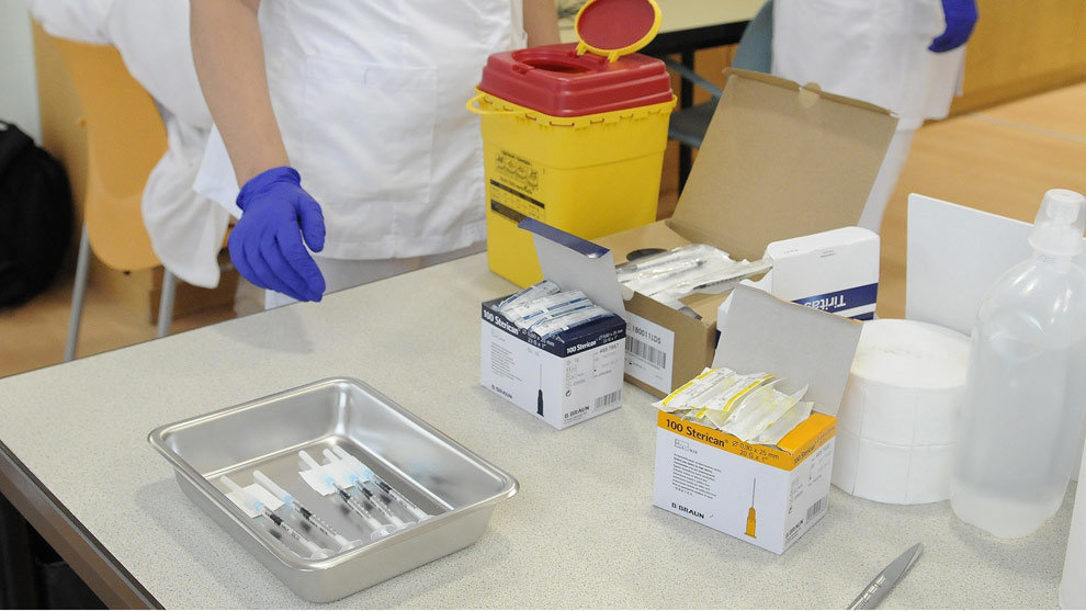 Una mesa con distintas vacunas de Covid-19 preparadas para administrar