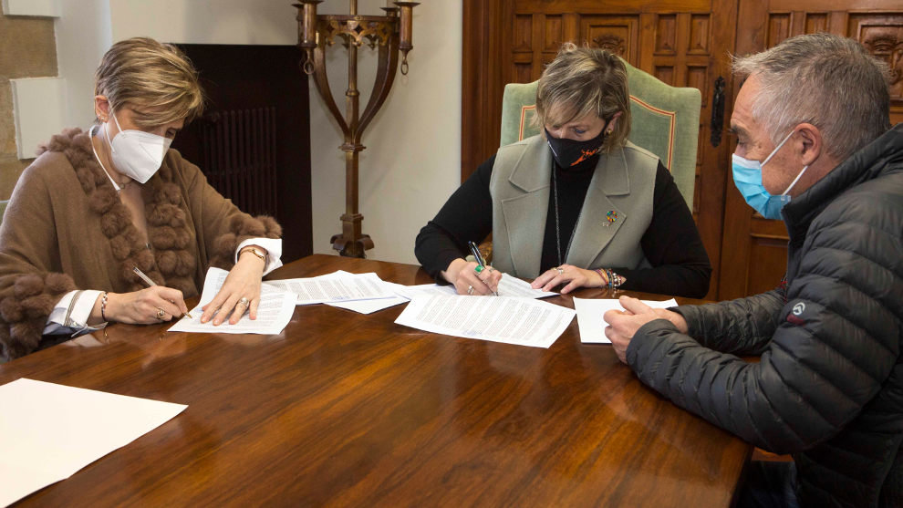 La alcaldesa de Camargo y la presidenta de ACEARCA firman un convenio de colaboración para desarrollar la campaña 'Bono Consumo Camargo'
