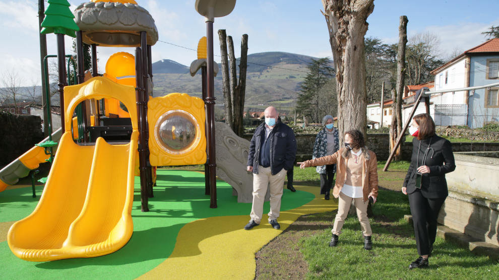 La consejera de Presidencia, Paula Fernández, visita las obras del parque de Santa Cruz de Molledo