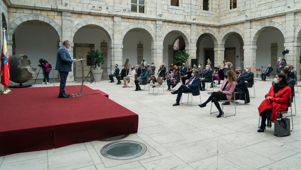 El presidente del Parlamento de Cantabria, Joaquín Gómez, durante su intervención en la conmemoración del 39 aniversario del Estatuto de Autonomía