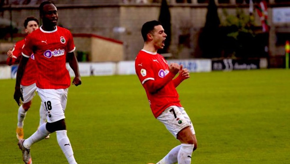Álvaro Bustos celebrando un gol en su partido de Ibaia
