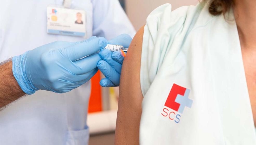 Vacunación de sanitarios contra la COVID-19 en Cantabria