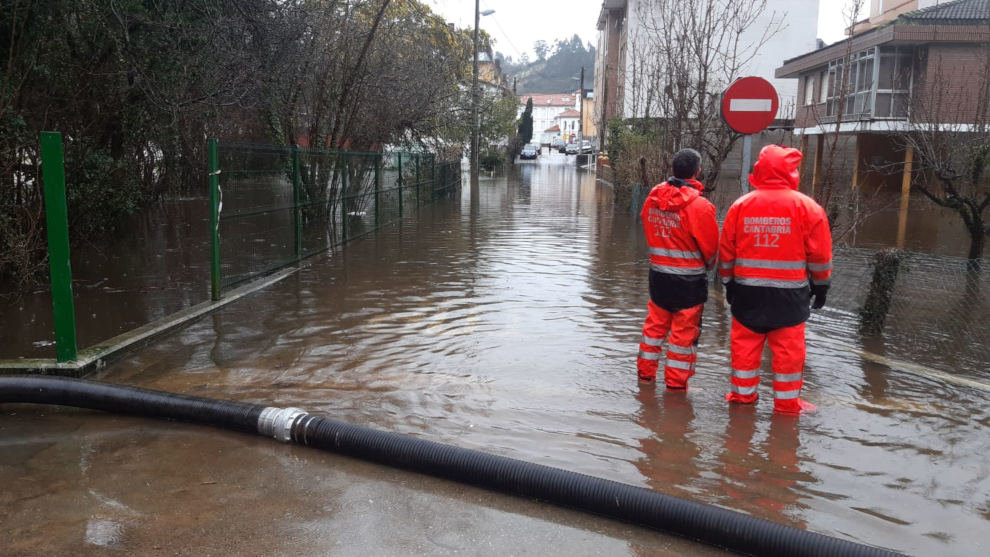 Calle inundada en Unquera