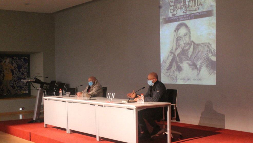 El autor de 'Galdós en San Quintín', José Ramón Saiz Viadero, y el editor del libro, José Luis Fernández, durante la presentación | Foto: edc