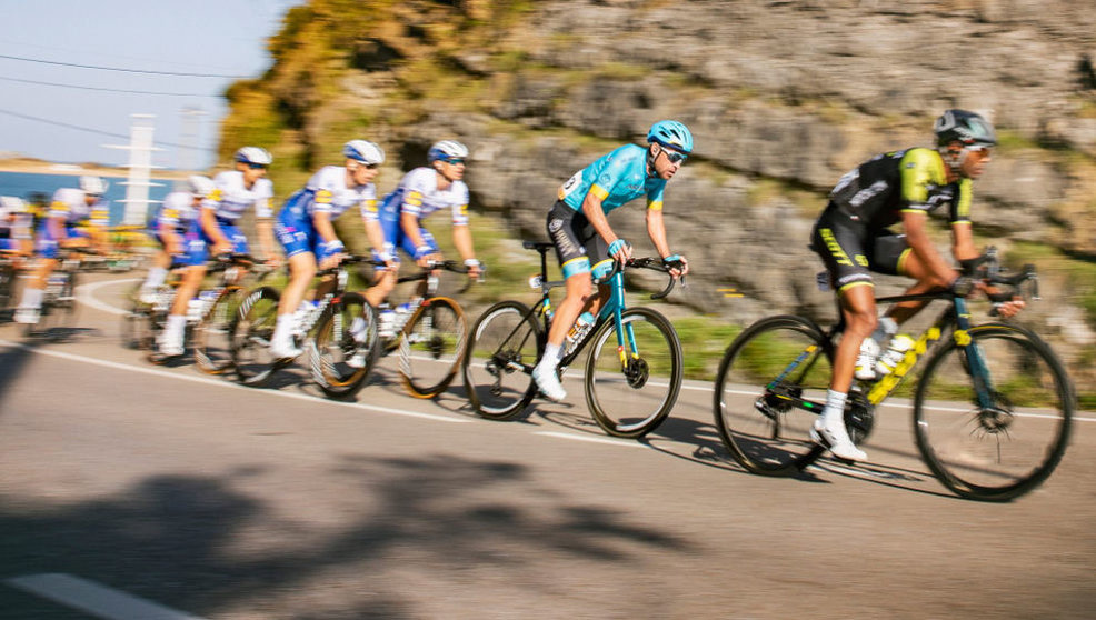 La Vuelta, durante la etapa cántabra de la temporada pasada a su paso por Pedreña | Foto: Pablo Bolado