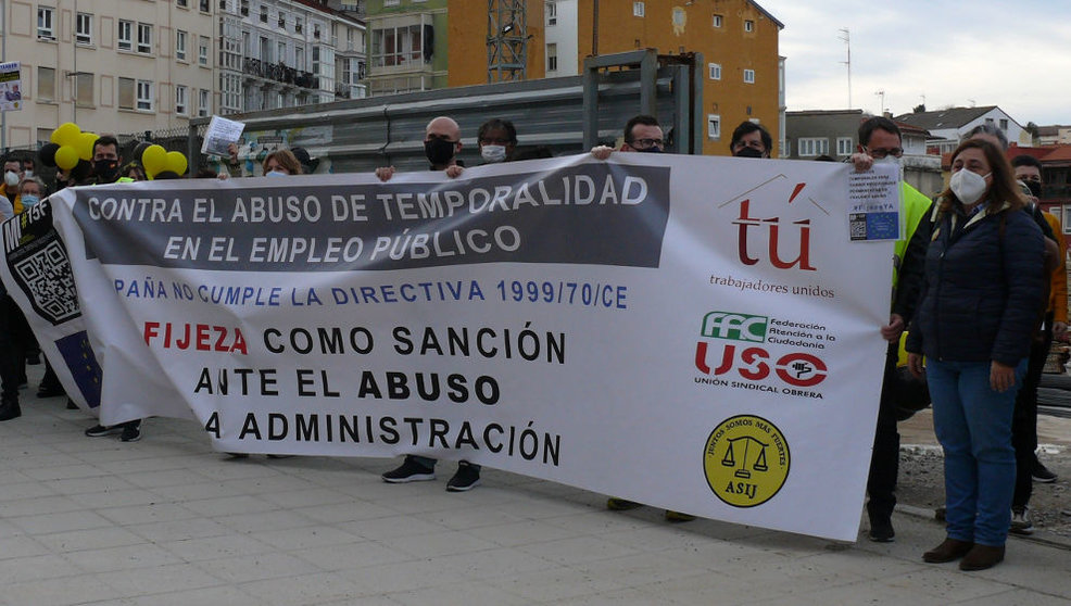 Protesta de interinos ante el Parlamento de Cantabria