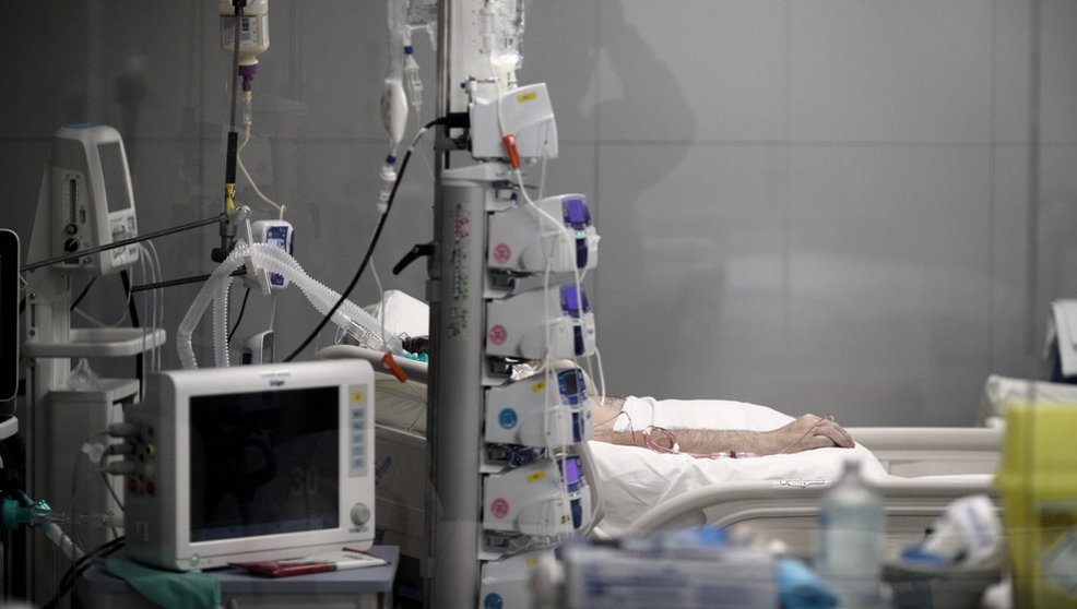 Mano de un enfermo con vía subcutánea en una cama de la UCI del Hospital de Emergencias Isabel Zendal