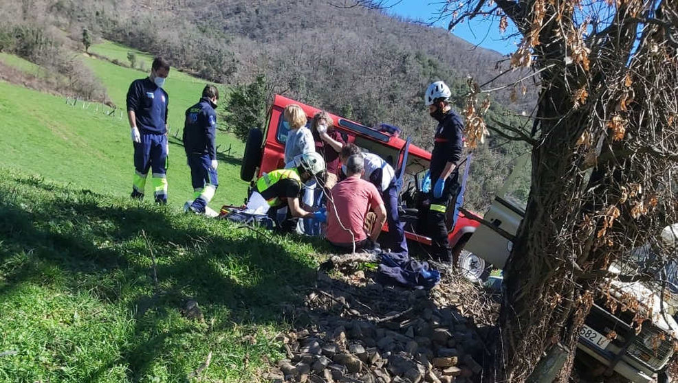 Asistencia al herido en el accidente en Bárago (Vega de Liébana)