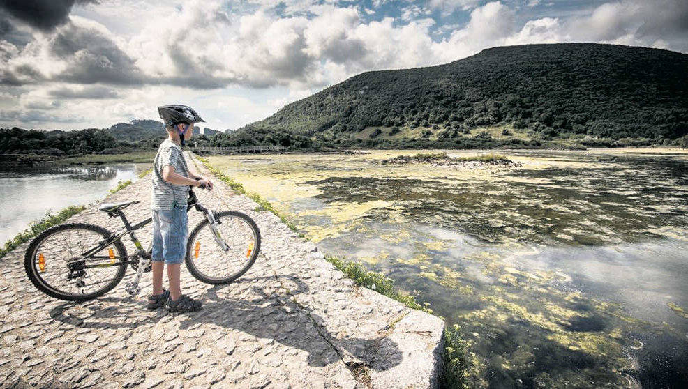 Arnuero ofrece la posibilidad de descubrir el Ecoparque de Trasmiera en bicicleta