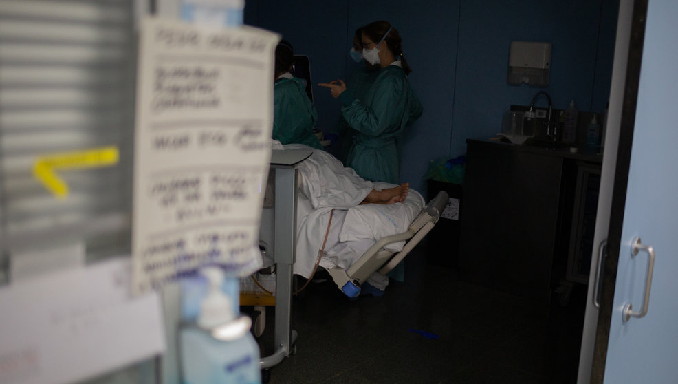 Personal sanitario visita a un paciente ingresado en la Unidad de Cuidados Intensivos –UCI- del Hospital de la Santa Creu i Sant Pau, en Barcelona