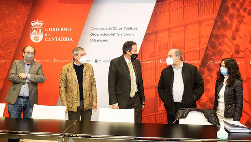 El consejero de Obras Públicas, Ordenación del Territorio y Urbanismo, José Luis Gochicoa, se reúne con miembros de la Corporación municipal de Suances