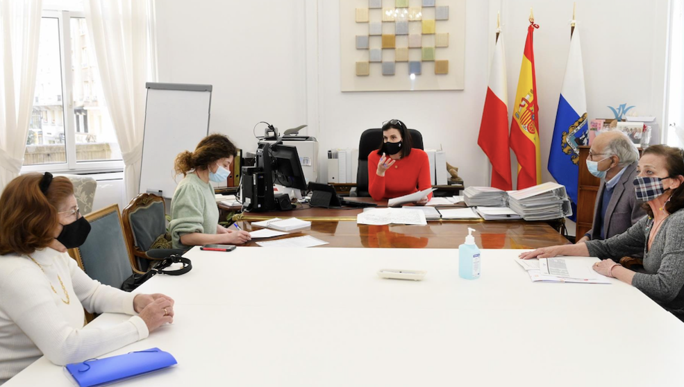 La alcaldesa de Santander, Gema Igual (centro), y otros representantes municipales, se reúnen con integrantes de la Asociación de Vecinos de San Román 
