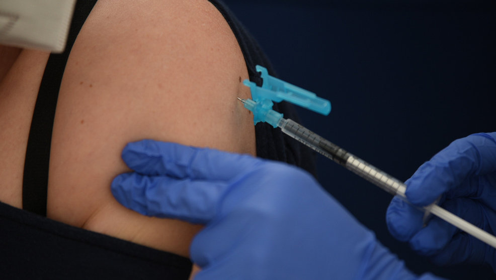 Una mujer recibe la primera dosis de la vacuna contra la Covid-19 de AstraZeneca