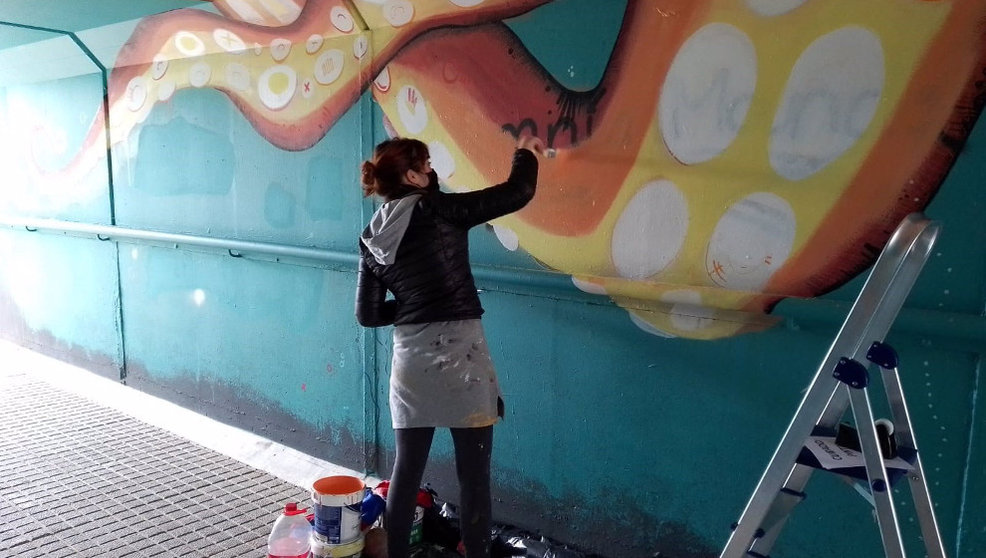 Restauración de uno de los murales afectados por grafitis