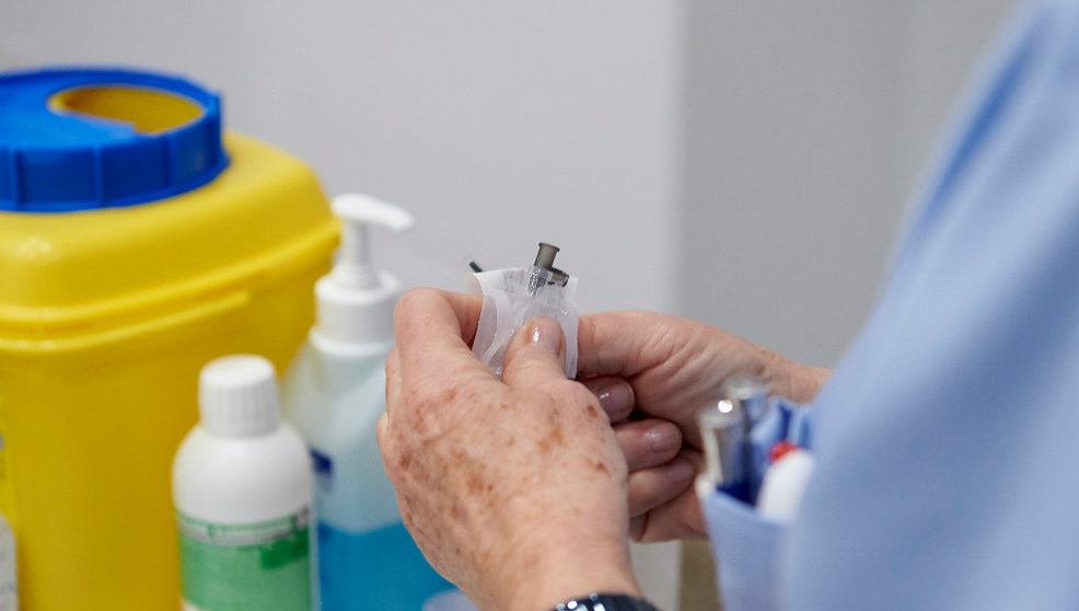 Una sanitaria sostiene el material necesario para la aplicación de la segunda dosis de la vacuna de Pfizer-BioNTech contra la Covid-19