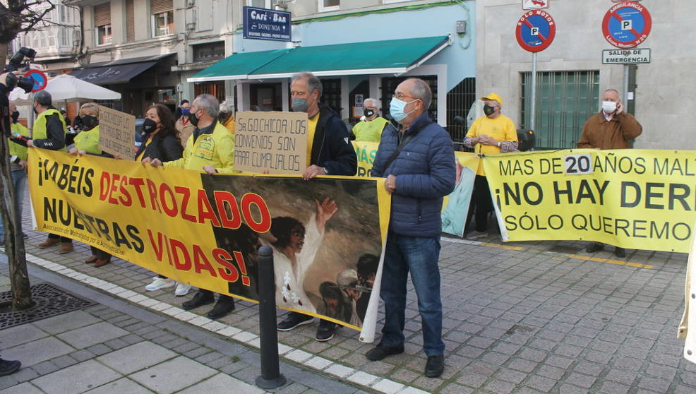 Miembros de AMA se han manifestado frente al Gobierno de Cantabria | Foto: edc