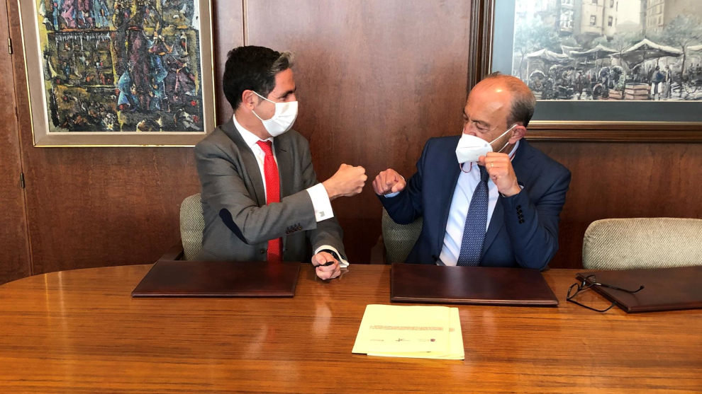 Firma del convenio entre el consejero de Industria, Javier López Marcano, y el presidente de la Cámara de Torrelavega, Carlos Augusto Carrasco