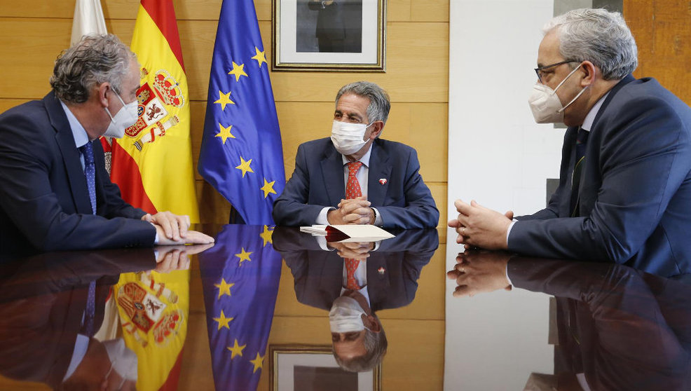 El presidente de Cantabria, Miguel Ángel Revilla, recibe al presidente del Consejo General de Colegios Oficiales de Médicos de España, Tomás Cobo