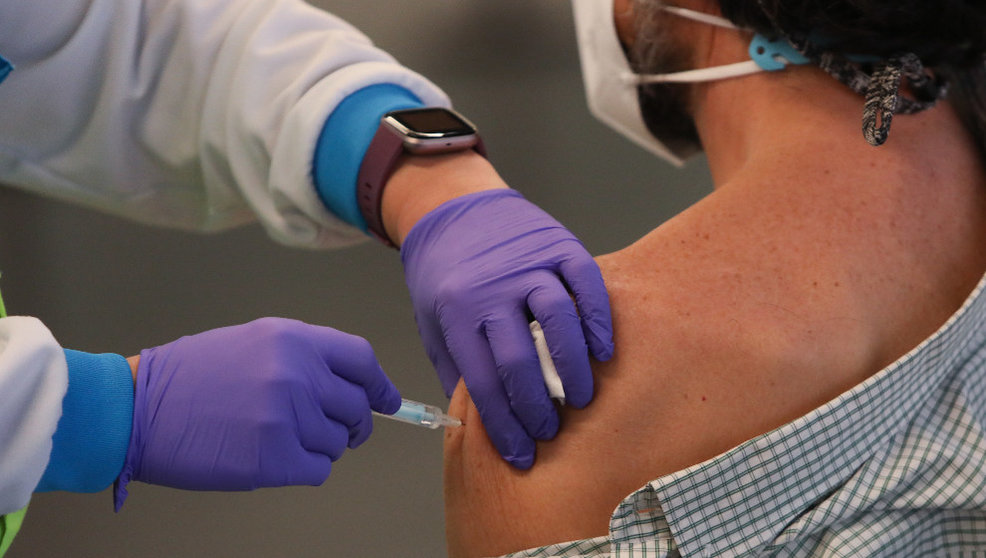 Un hombre es vacunado contra el Covid-19