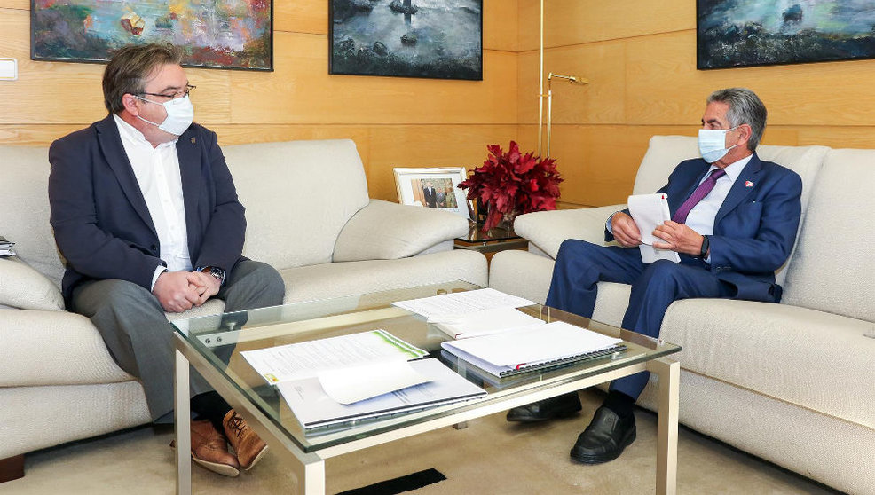 El presidente de Cantabria, Miguel Ángel Revilla, recibe al alcalde de Noja, Miguel Ángel Ruiz