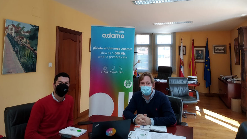 El alcalde de Reocín, Pablo Diestro (dcha), se reúne con el responsable para Cantabria de Adamo, David Llano