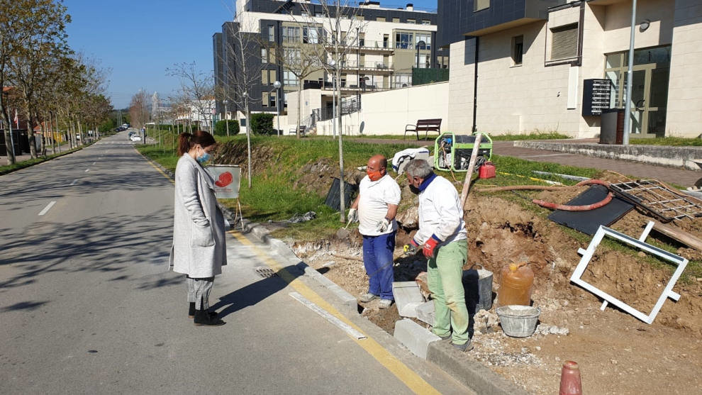 La concejala de Obras y Urbanismo de Astillero, Marta Fernández, inspecciona las obras del nuevo paso accesible de peatones en la calle Nemesio Mercapide