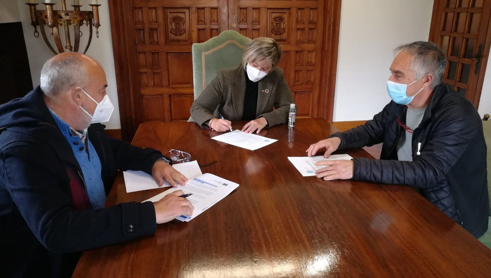 La alcaldesa de Camargo, Esther Bolado, firma un convenio con la Asociación de Amigos de los Caminos de Santiago del Norte de España por Cantabria para colaborar en la promoción del Año Lebaniego 2023